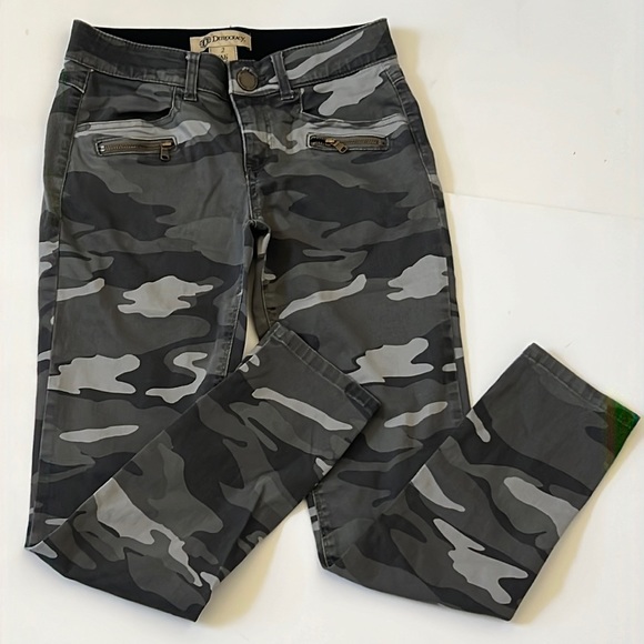 Democracy Camo Print Stretchy Denim Jeans Size 2 - Picture 2 of 8